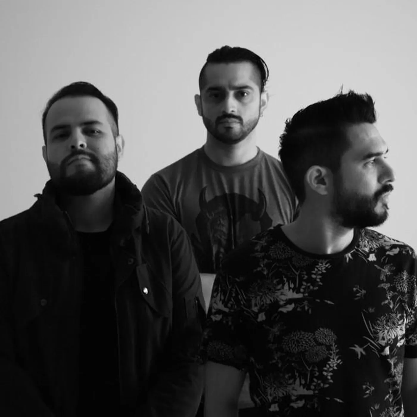 Debajo Del Promedio Brand Page