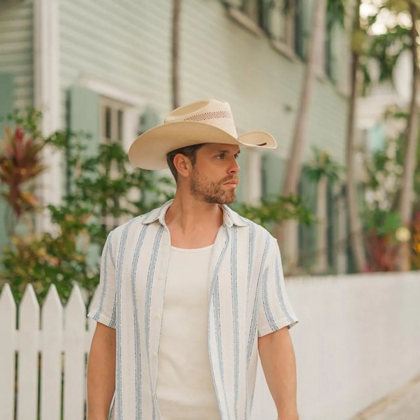 Dustin Lynch Brand Page