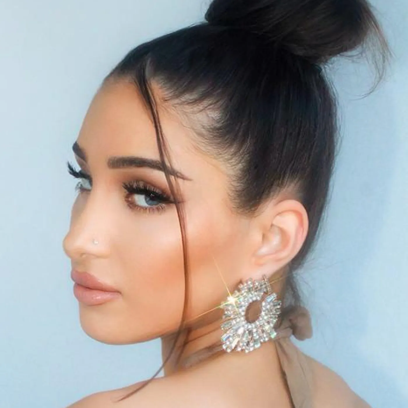 Halle Abadi