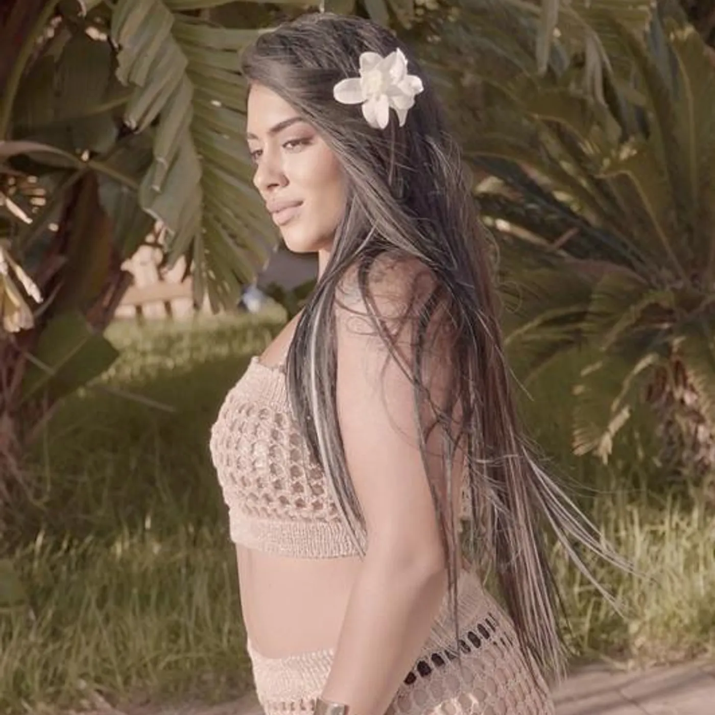 La Negra Flores