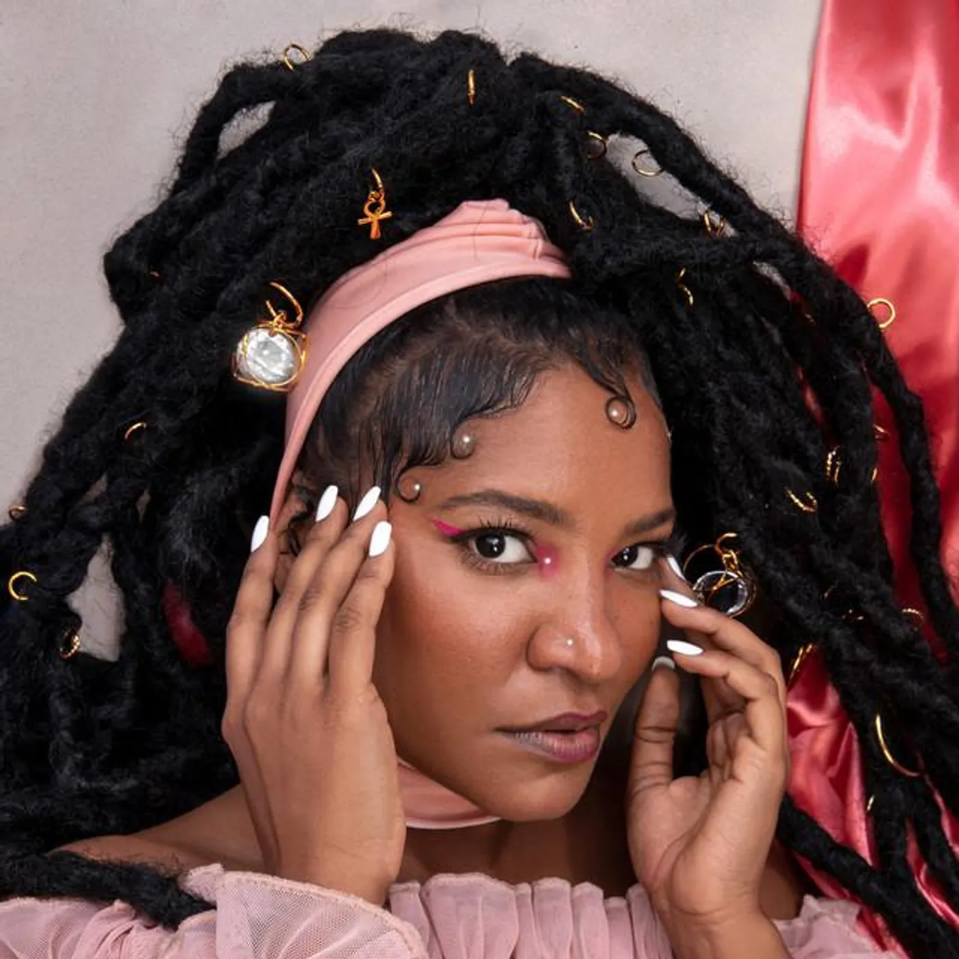 Larissa Luz Brand Page