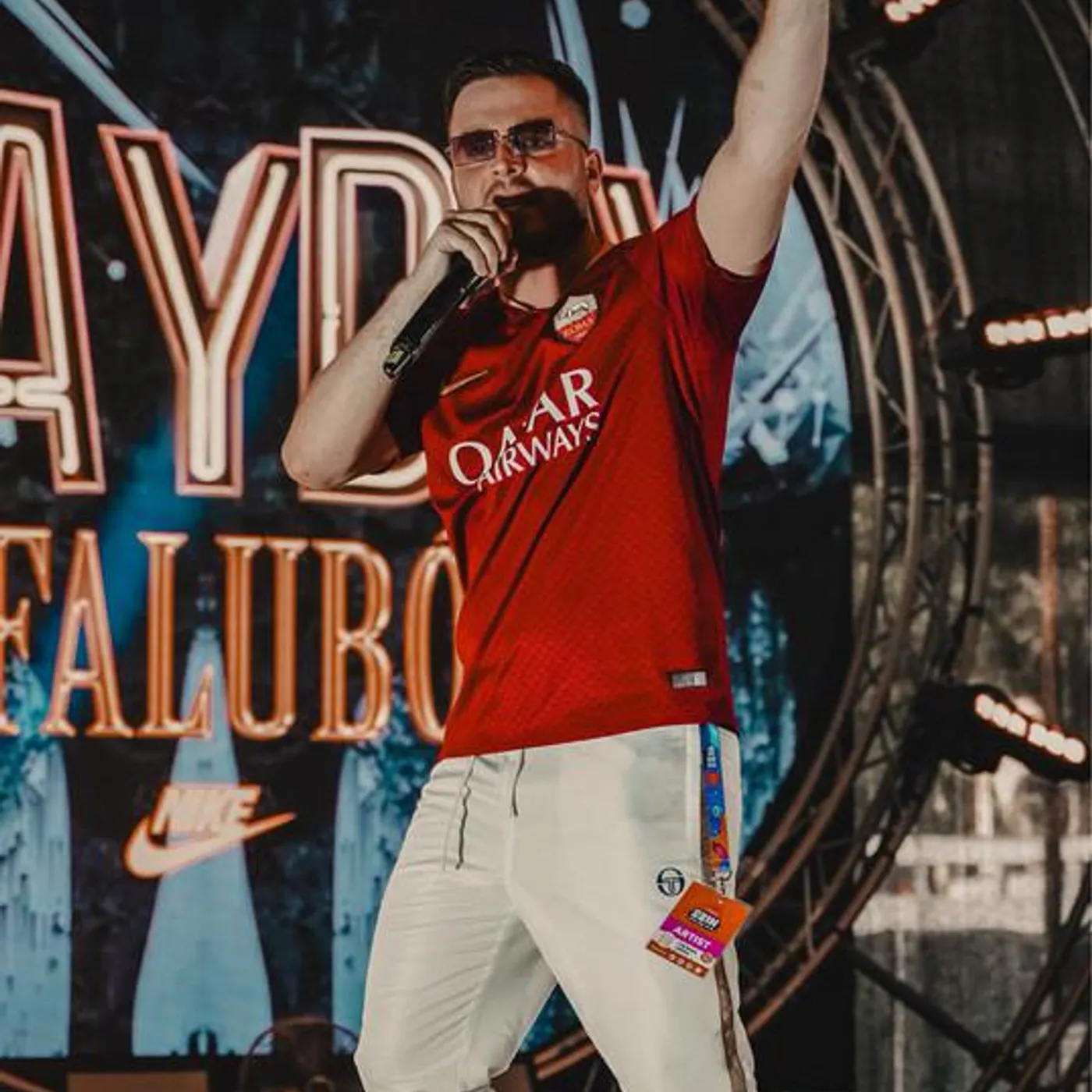 Mayday a faluból Brand Page