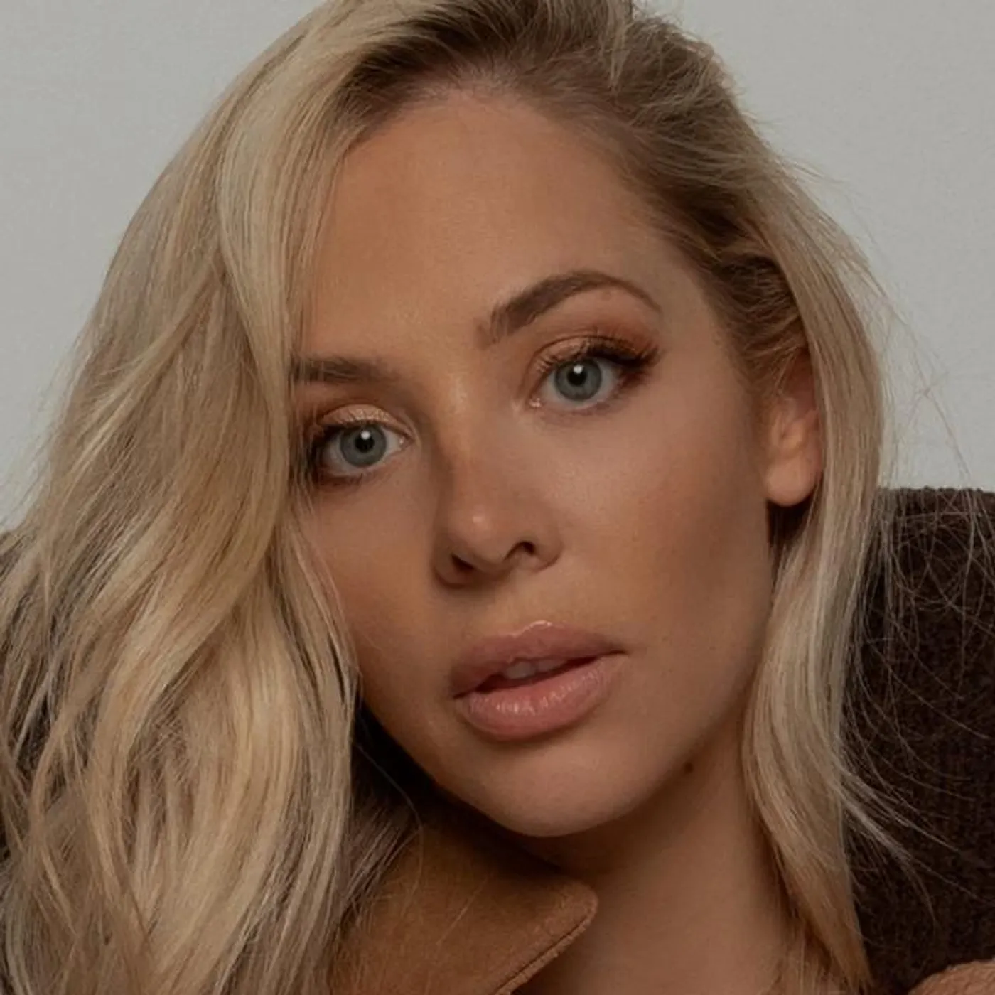 MacKenzie Porter Brand Page