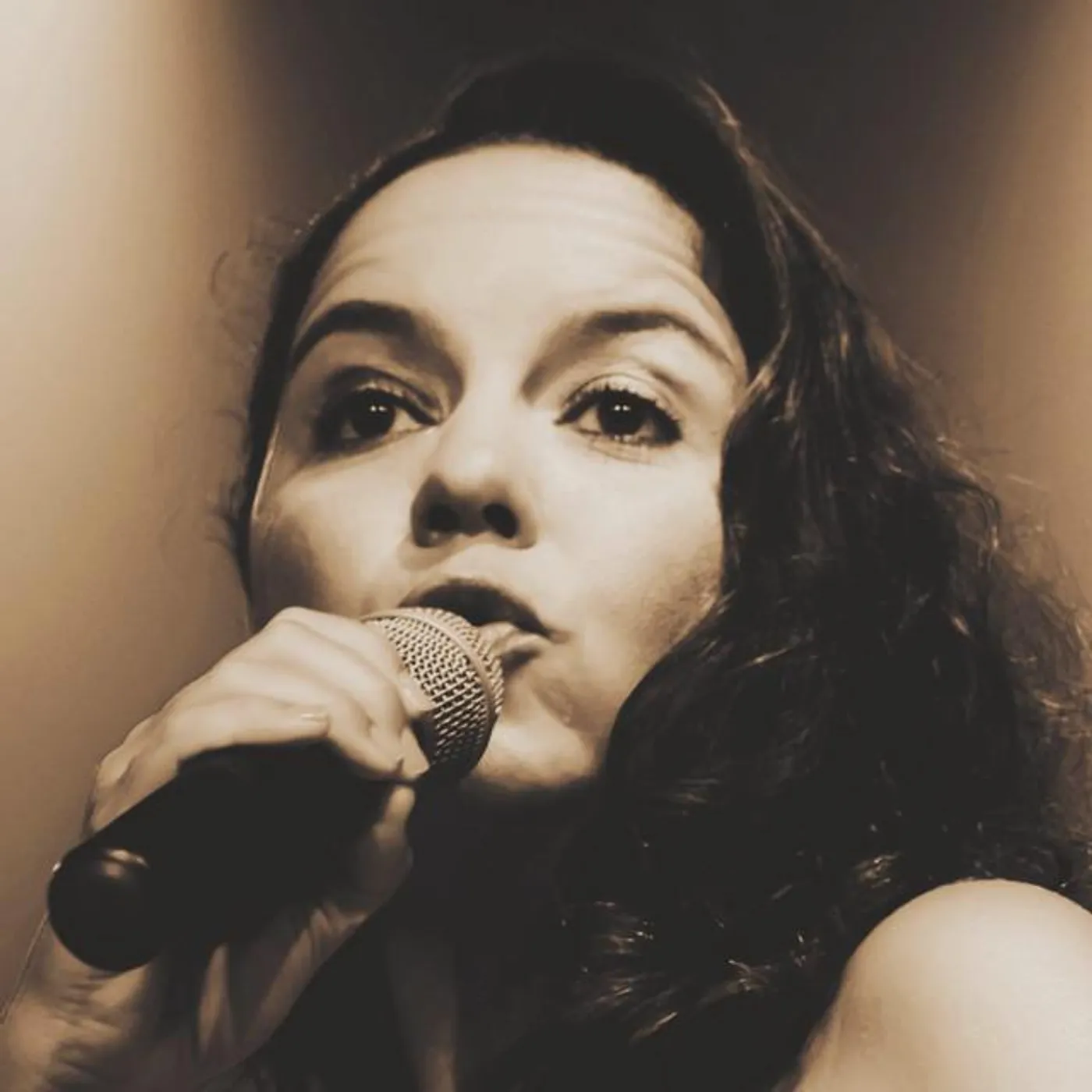 Maira Martins Brand Page