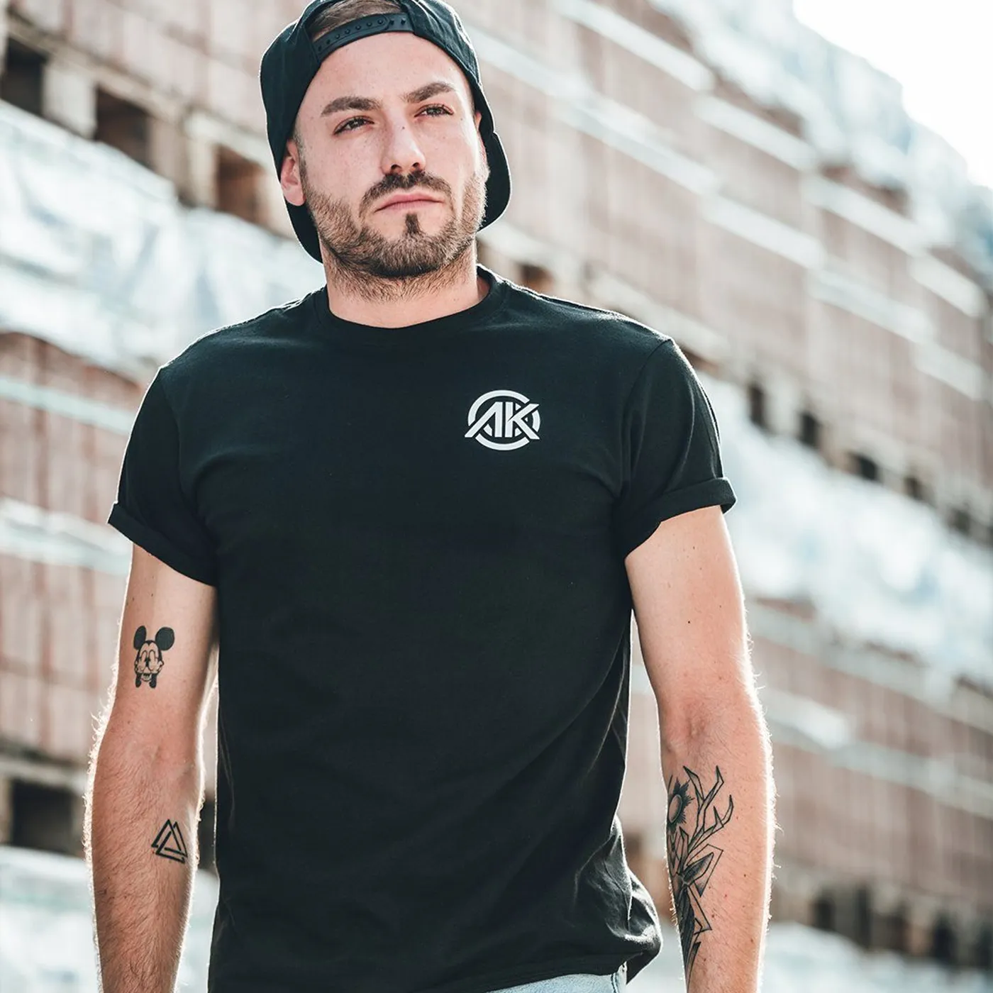 AnGy KoRe x RAVE Clothing T-Shirt in schwarz