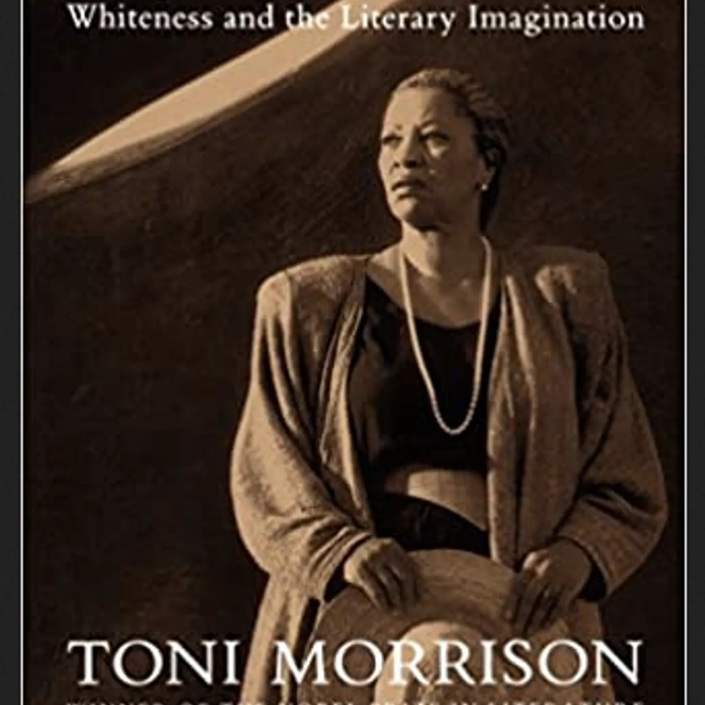 Toni Morrison - Playing in the Dark: Whiteness and the Literary Imagination (Paperback)