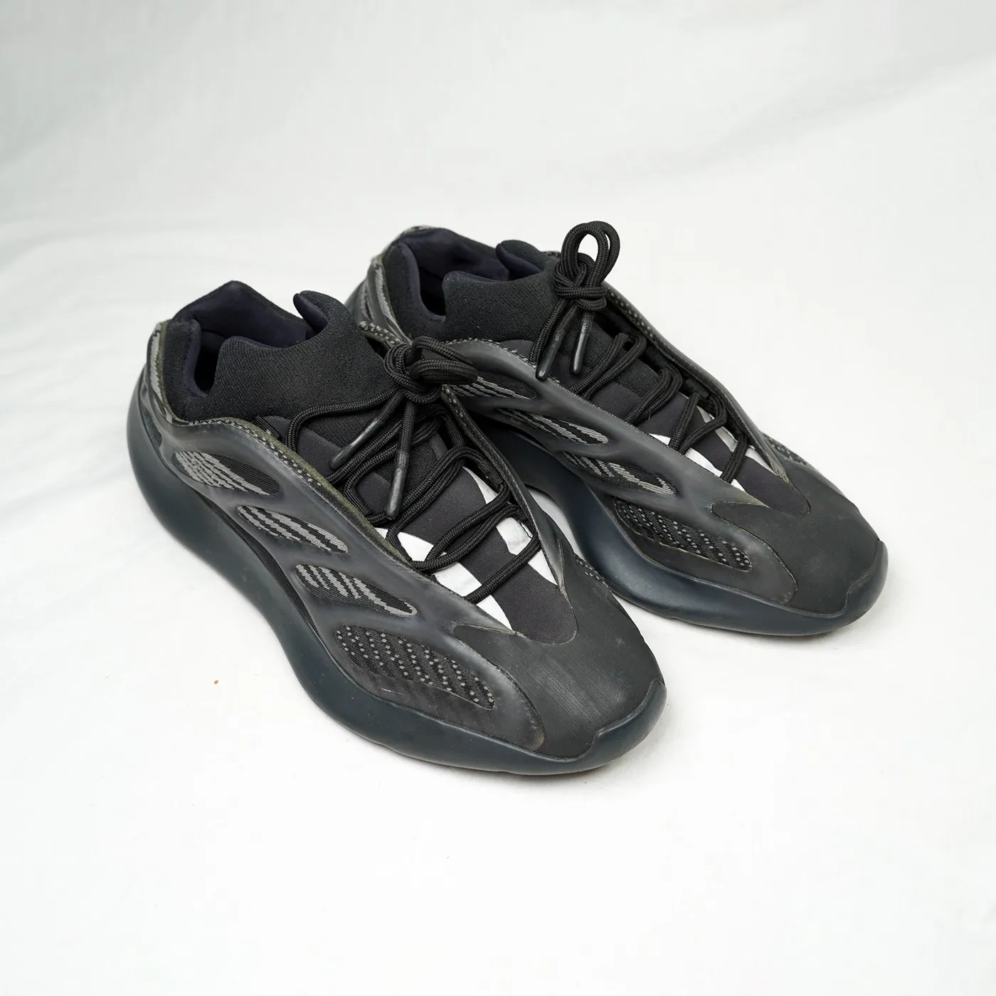 ALLBLACK Offset Jim: Adidas Yeezy 700 V3 - Alvah